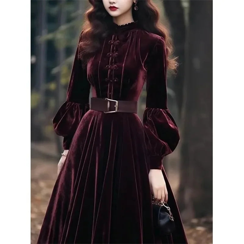 Weinrotes Samtkleid mit Knopfleiste, kurzem Stehkragen und breitem Hüftgürtel