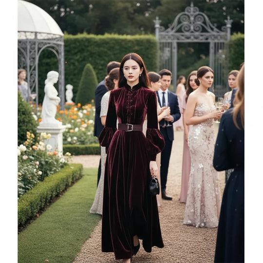 Weinrotes Samtkleid mit Gürtel, hohem Kragen, Ballonärmeln und langer A-Linie