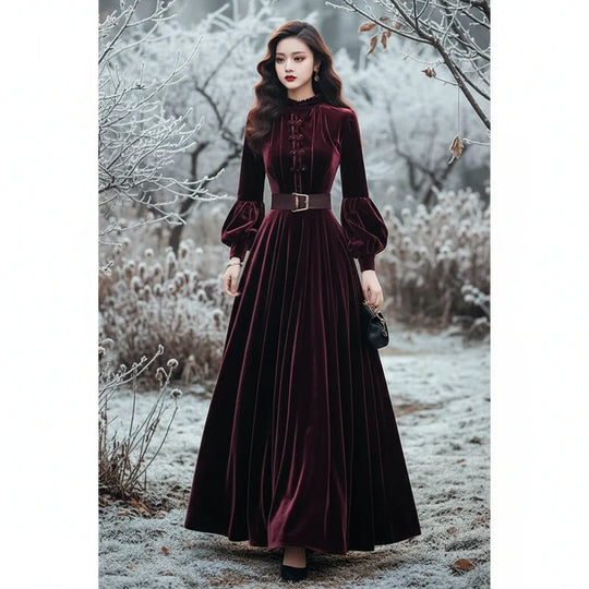 Weinrotes Samtkleid mit Puffärmeln, hohem Kragen, Knopfleiste und tailliertem Gürtel