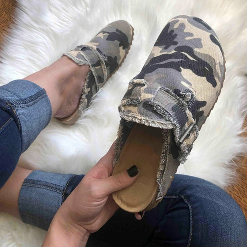 Camouflage Canvas-Loafer mit Schnallenriemen, rundem Zeh und flachem Absatz