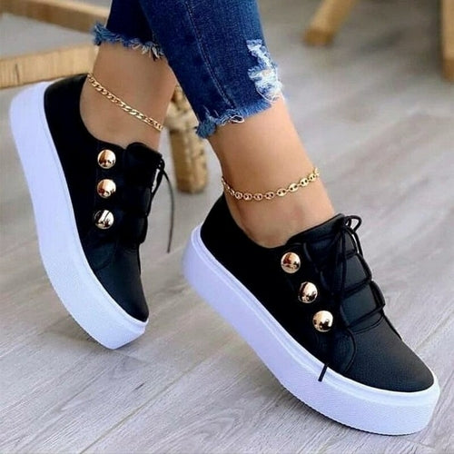 Schwarze Damen-Sneaker mit Schnürung, goldene Zierknöpfe und Knöchel-Kettenriemen