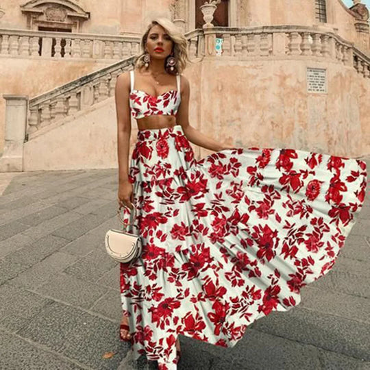 Zweiteiliges Sommer-Set: Rock und Camisole mit rotem Blumenprint auf hellem Grund