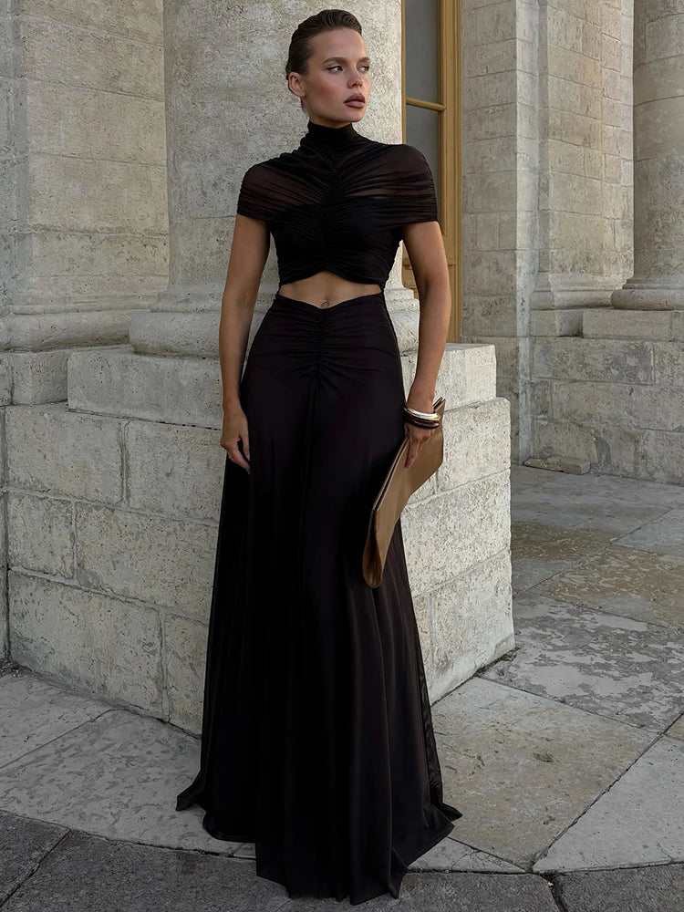 Schwarzes Maxikleid mit kurzem Ärmel, hohem Bund und ausgestelltem Rock