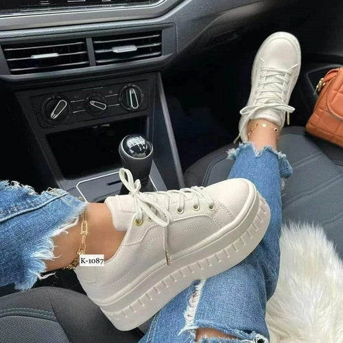 Weiße Schnür-Sneaker mit Plateau-Sohle, aufgestellte Ferse, Jeans darunter