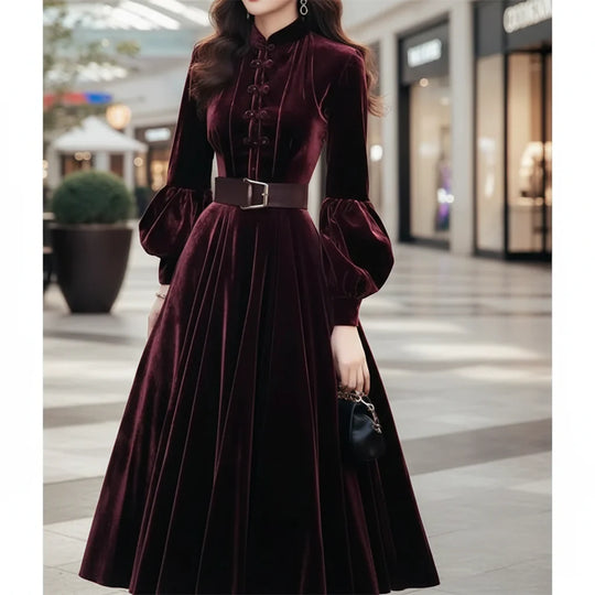Weinrotes Samtkleid mit langen Puffärmeln, hohem Kragen und tailliertem Gürtel