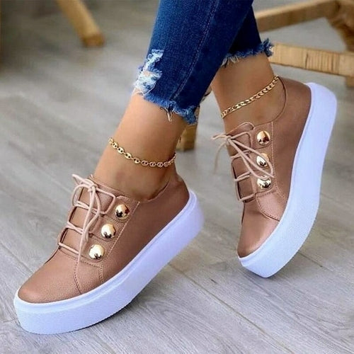 Rosa-braune Damen-Sneaker mit Schnürung, goldene Zierknöpfe und Kettenriemen am Knöchel