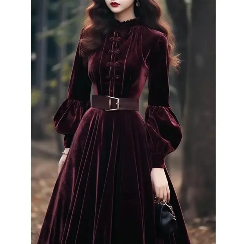 Samtkleid-Bodice in Weinrot mit Knopfleiste und tailliertem Gürtel, Puffärmel