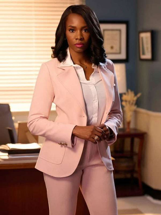 Rosa Blazer mit Seitentaschen und weißen Hemdkragen, dazu Hose mit Bund