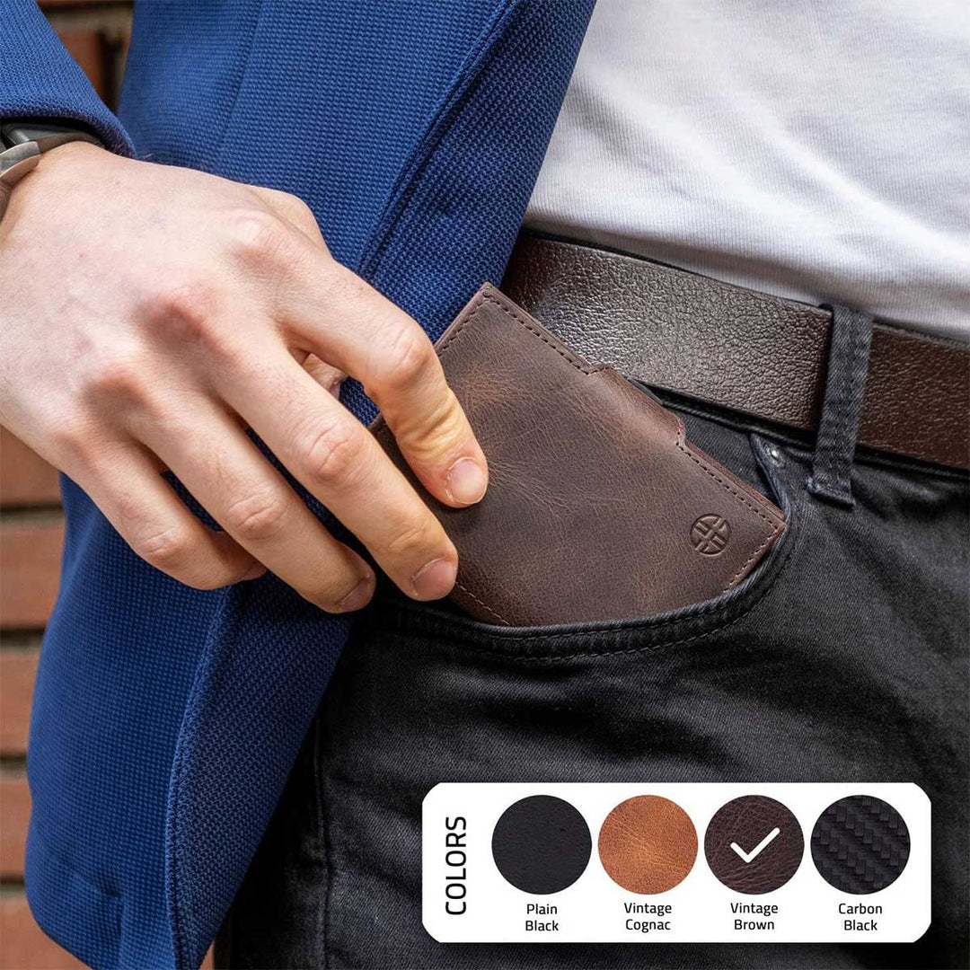 Trifold Lederbörse mit braunem Leder, Kartenfach offen, Logo am Verschluss