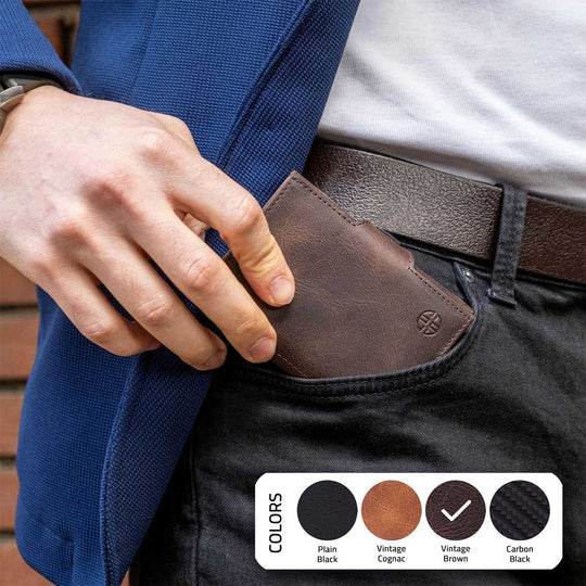 Trifold Lederbörse mit braunem Leder, Kartenfach offen, Logo am Verschluss