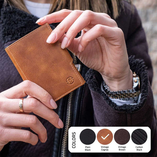 Cognac Trifold Lederbörse in der Hand, vorderes Logo-Emblem und Kartenfach
