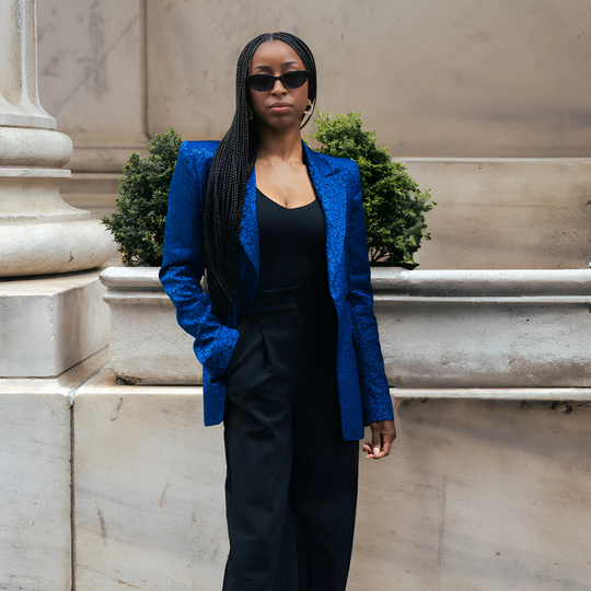 Premier Blazers: blauer Blazer mit Reverskragen über schwarzem Unterteil