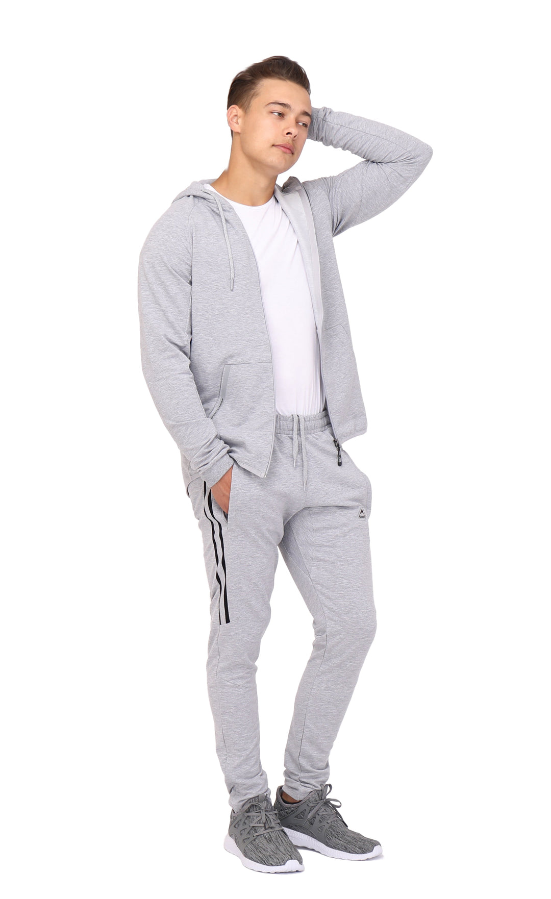 hellgraue Jogger-Sweatpants mit Kapuzenjacke? nein: mit Kordelzugbund und schwarzen Streifen