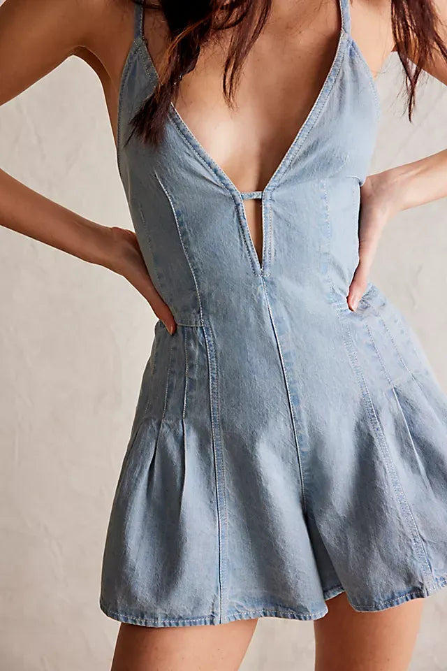 Dazed Denim Romper azul claro, escote en V y falda corta amplia tipo vuelo