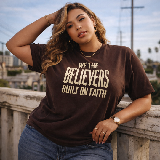We The Believers T-Shirt: braun mit Frontprint „WE THE BELIEVERS BUILT ON FAITH“