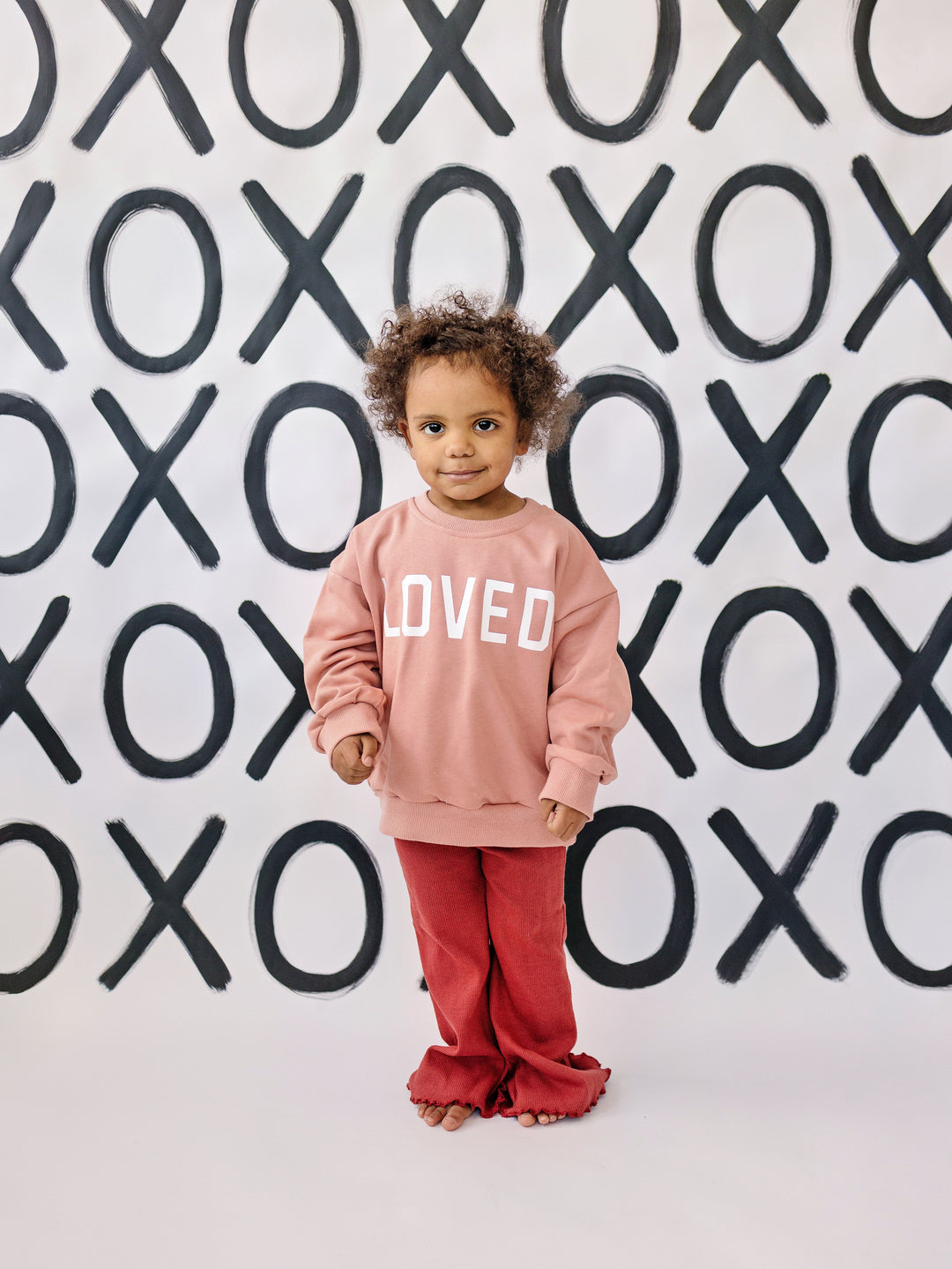 Pink crewneck sweatshirt with centered &
