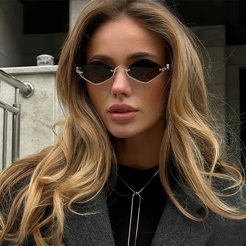 Cat-Eye Sonnenbrille, goldfarbener Metallrahmen, dunkle Gläser, frontal getragen