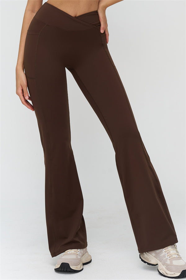 Leggings marrón acampanados, vista frontal de la pierna y costuras