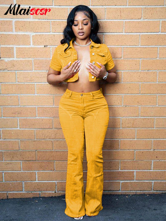 Conjunto vaquero amarillo: top corto con botones y jeans acampanados de mujer
