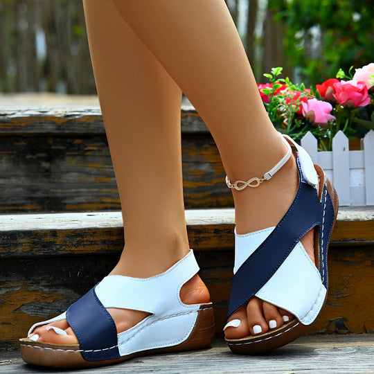 Colorblock-Wedges-Sandalen blau-weiß mit großer Offnungsform vorn und Wedge-Absatz