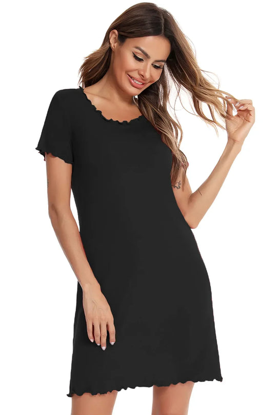 Vestido lounge negro con cuello redondo y bajo ondulado, manga corta
