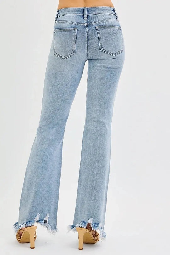Jeans hinten, hellblauer Denim mit Gesäßtaschen, ausgefranster Saum am Saumabschluss
