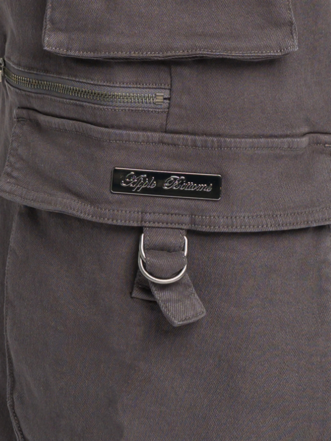 Low-rise twill cargo pant: front zipper, logo patch, cargo pocket strap