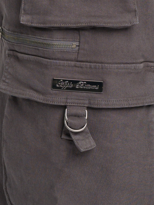 Low-rise twill cargo pant: front zipper, logo patch, cargo pocket strap
