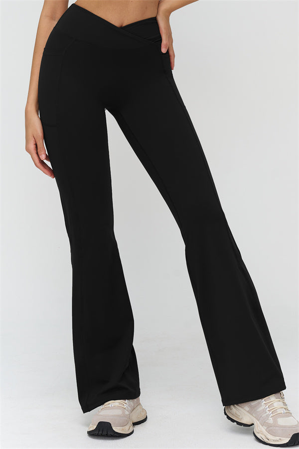 Schwarze Flared Leggings, Vorderansicht: weit geschnittenes Bein, hoher Taillenbund, cleanes Finish