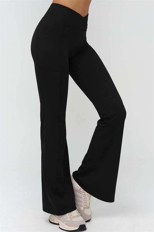 Schwarze Flared Leggings, Seitenansicht: weites Bein nach unten, glatte Frontfläche