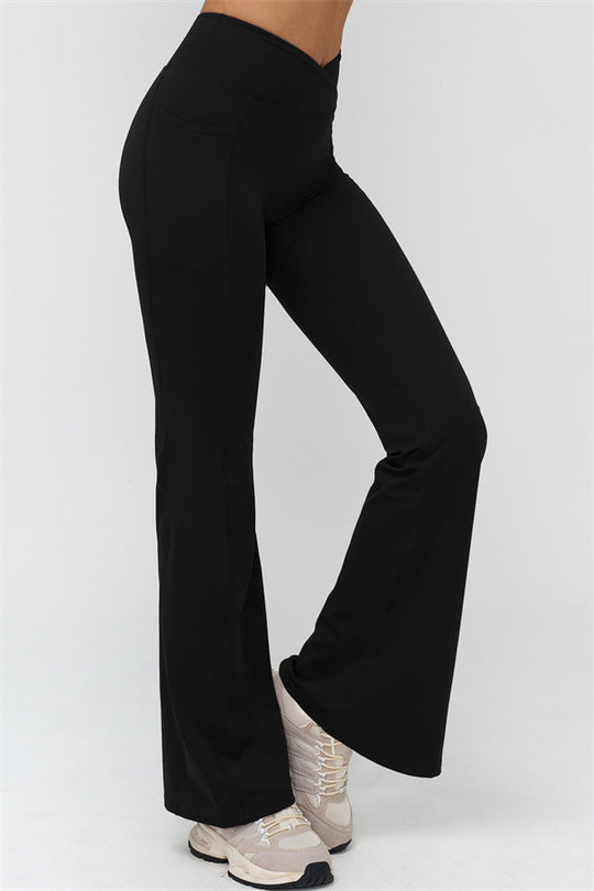 Schwarze Flared Leggings, Seitenansicht: weites Bein nach unten, glatte Frontfläche