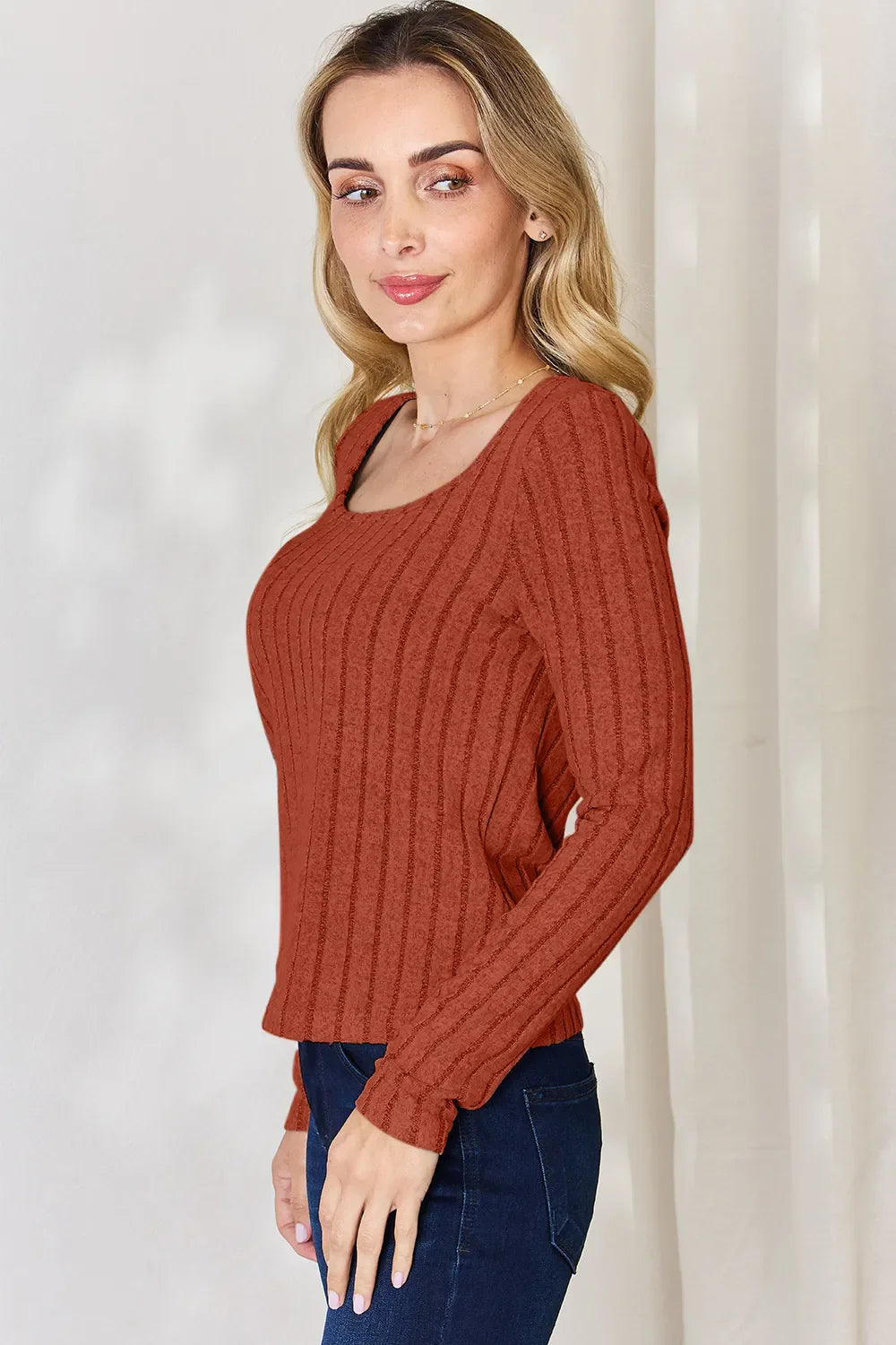 Rust ribbed long-sleeve T-shirt, fitted silhouette with ribbed cuffs and hem