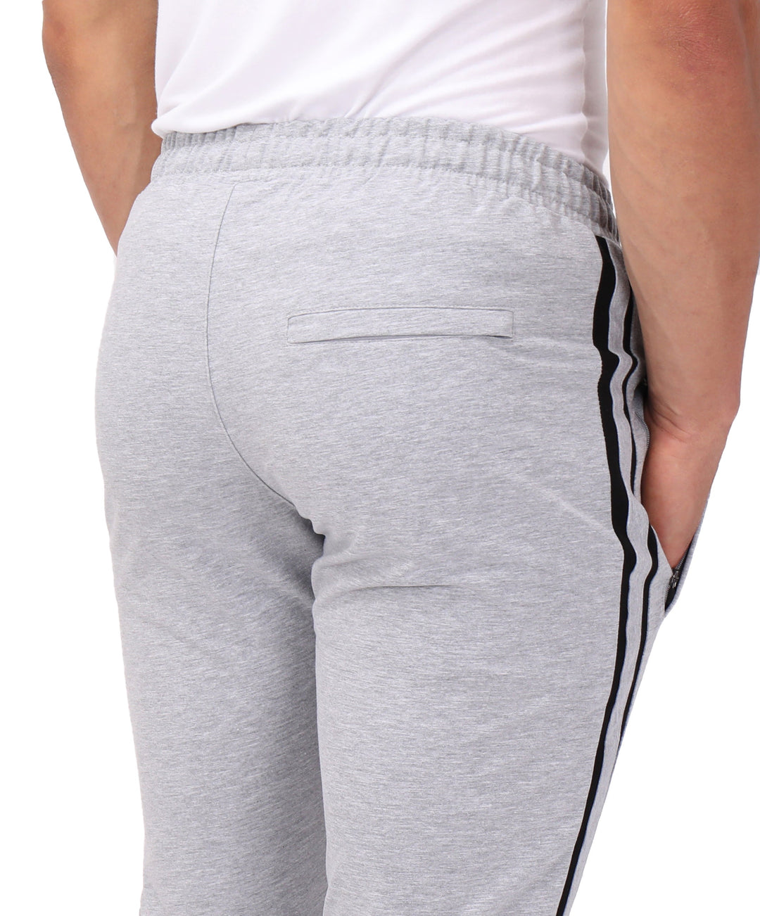 Detailansicht Gesäßtasche und seitlicher Streifen an hellgrauen Jogger-Sweatpants
