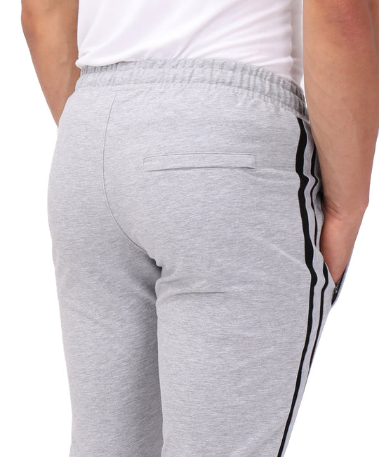 Detailansicht Gesäßtasche und seitlicher Streifen an hellgrauen Jogger-Sweatpants