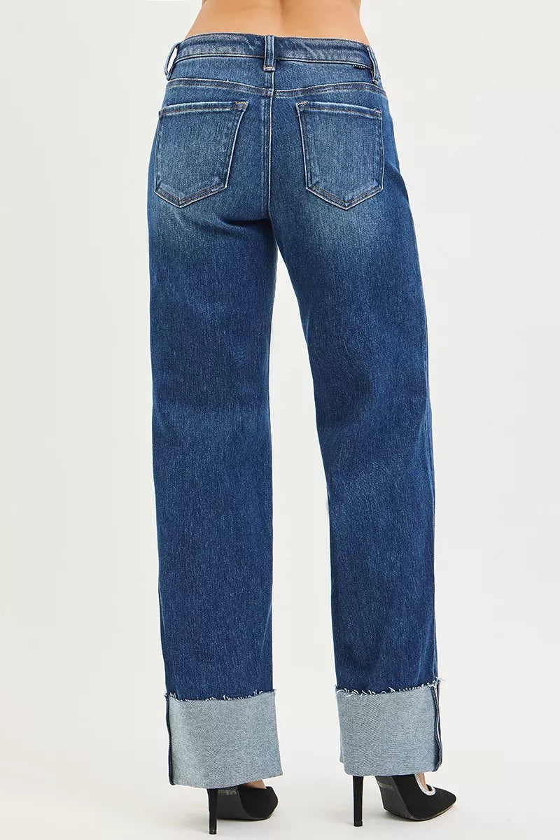 Dunkelblaue Wide-Straight-Jeans hinten, zwei Gesäßtaschen und Saumumschlag