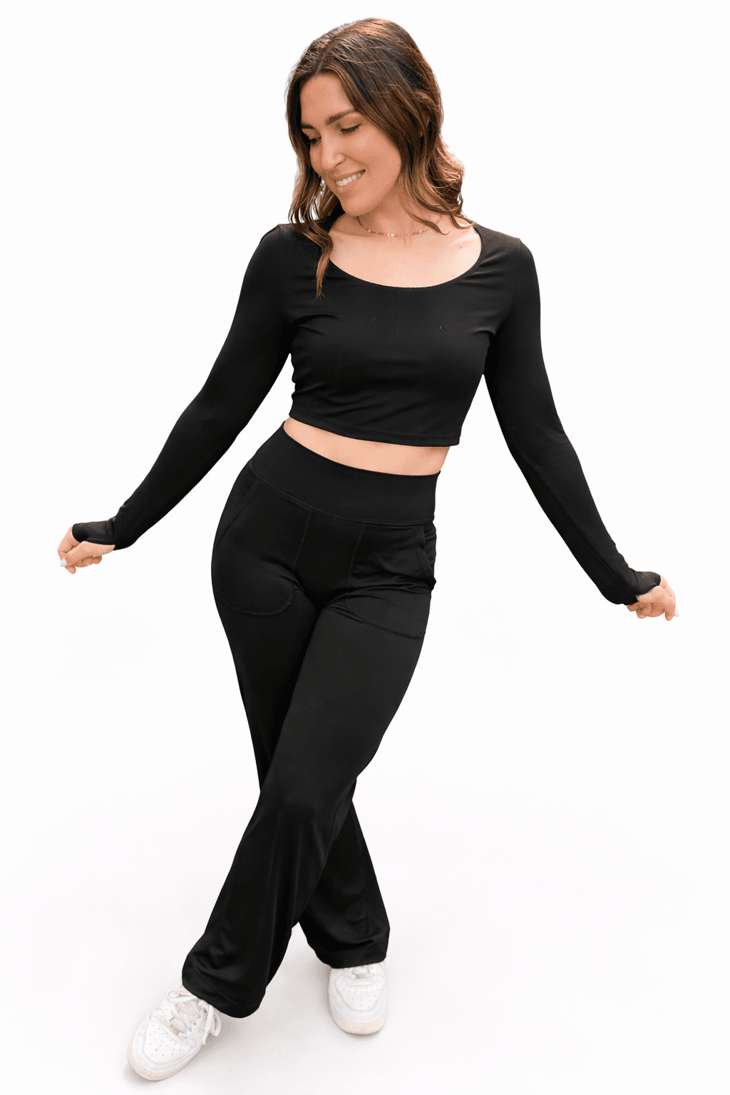 Leggings rectos negros con bolsillos traseros y tiro alto