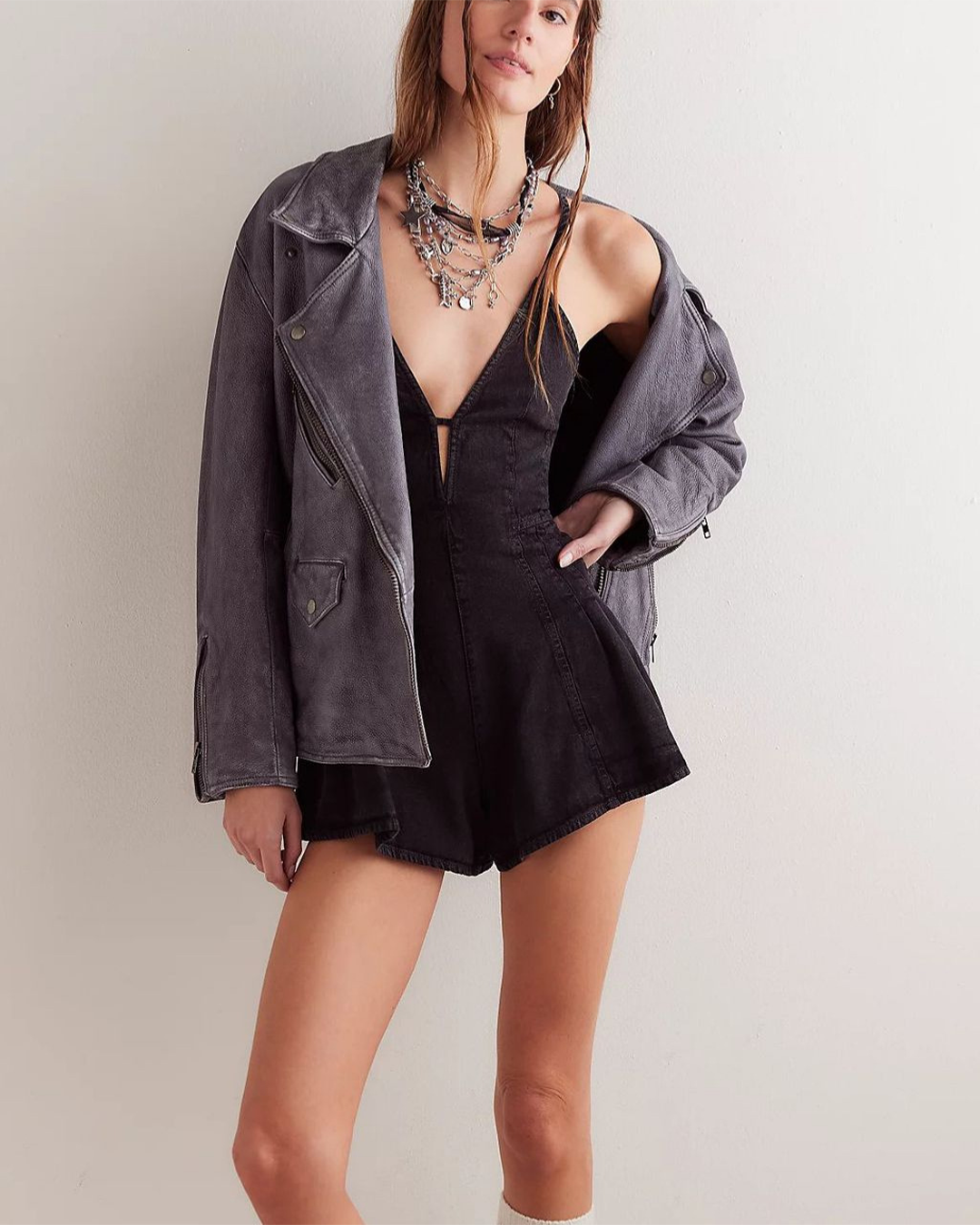 Dazed Denim Romper negro de mezclilla, escote en V con tirantes finos y pierna corta