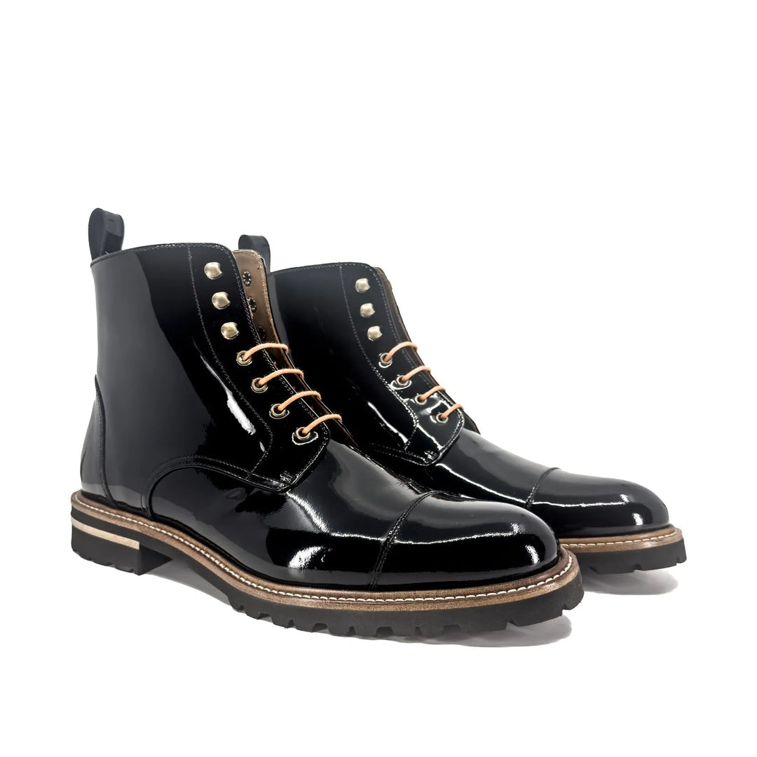 Unisex Captoe Boots II: schwarze glänzende Schnürstiefel mit Metallösen