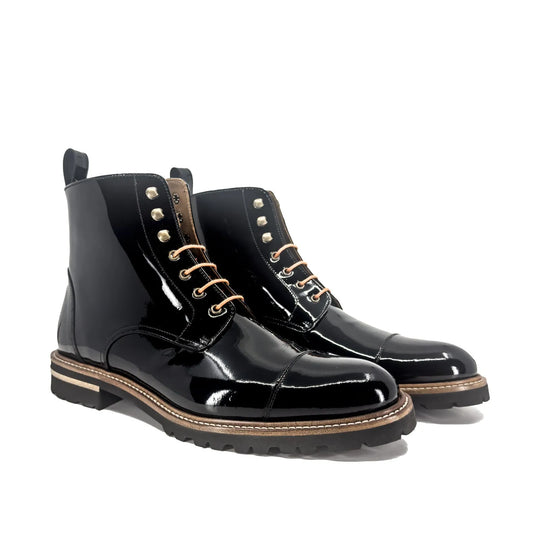 Unisex Captoe Boots II: schwarze glänzende Schnürstiefel mit Metallösen