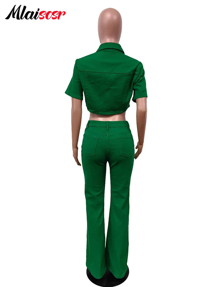 Parte trasera conjunto vaquero verde: top corto abotonado y jeans acampanados