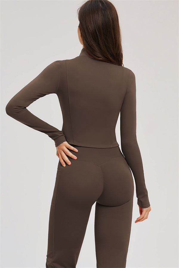 Taupe 3-teiliges Sport-Set Rückansicht: Zip-Jacke und Schlagleggings, eng anliegend