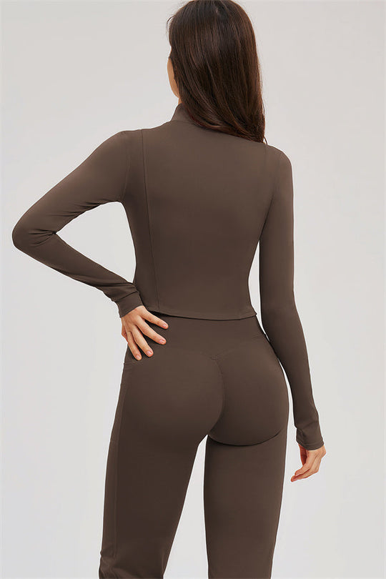Taupe 3-teiliges Sport-Set Rückansicht: Zip-Jacke und Schlagleggings, eng anliegend