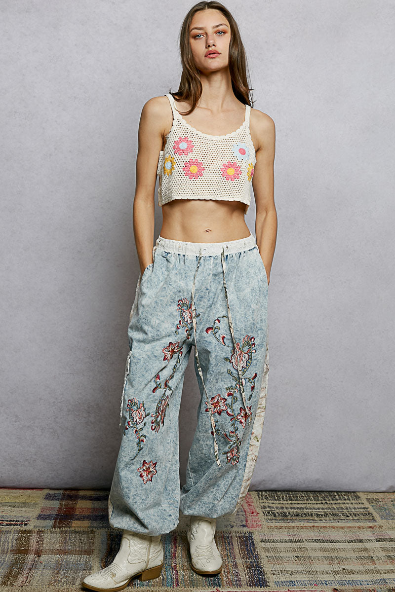 Ivory cropped crochet cami mit floralem Stickdetail über der Brust