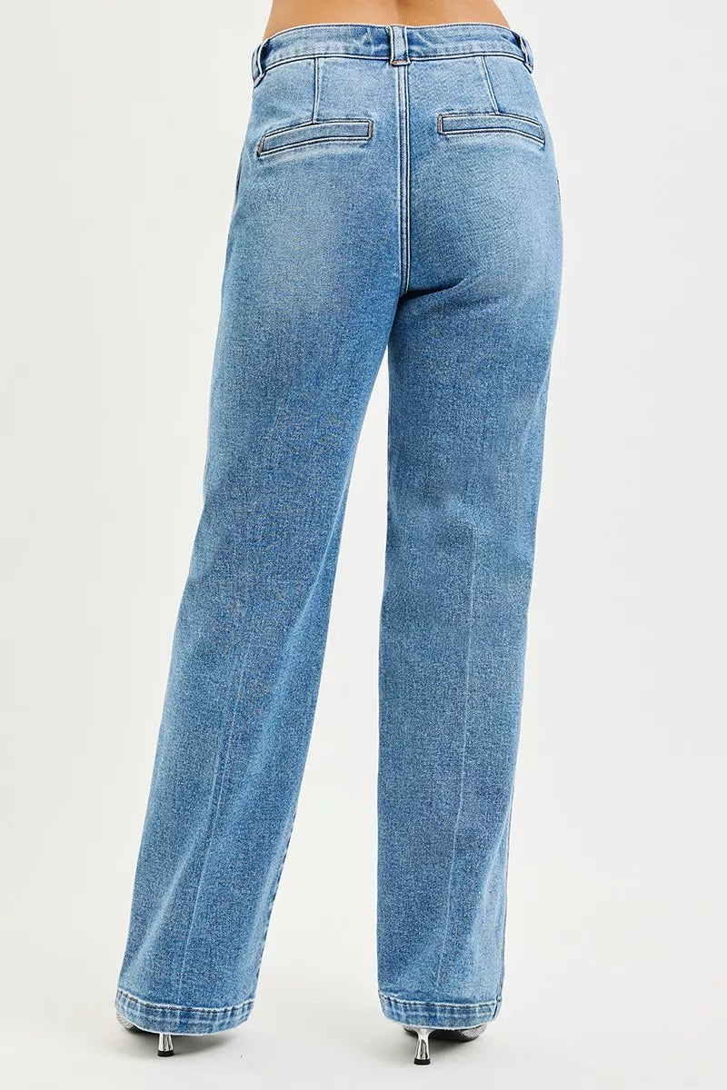 Jeans Rückansicht, Medium-Wash; Gesäßtaschen und Bund mit Knopfverschluss