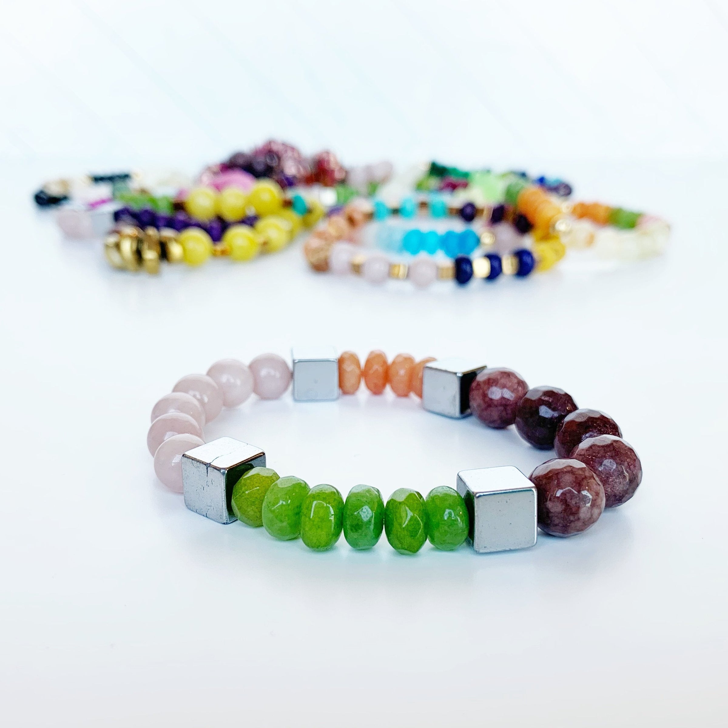 Stone Bracelet #12, grüne und violette Perlen mit silbernen Würfel-Stoppern