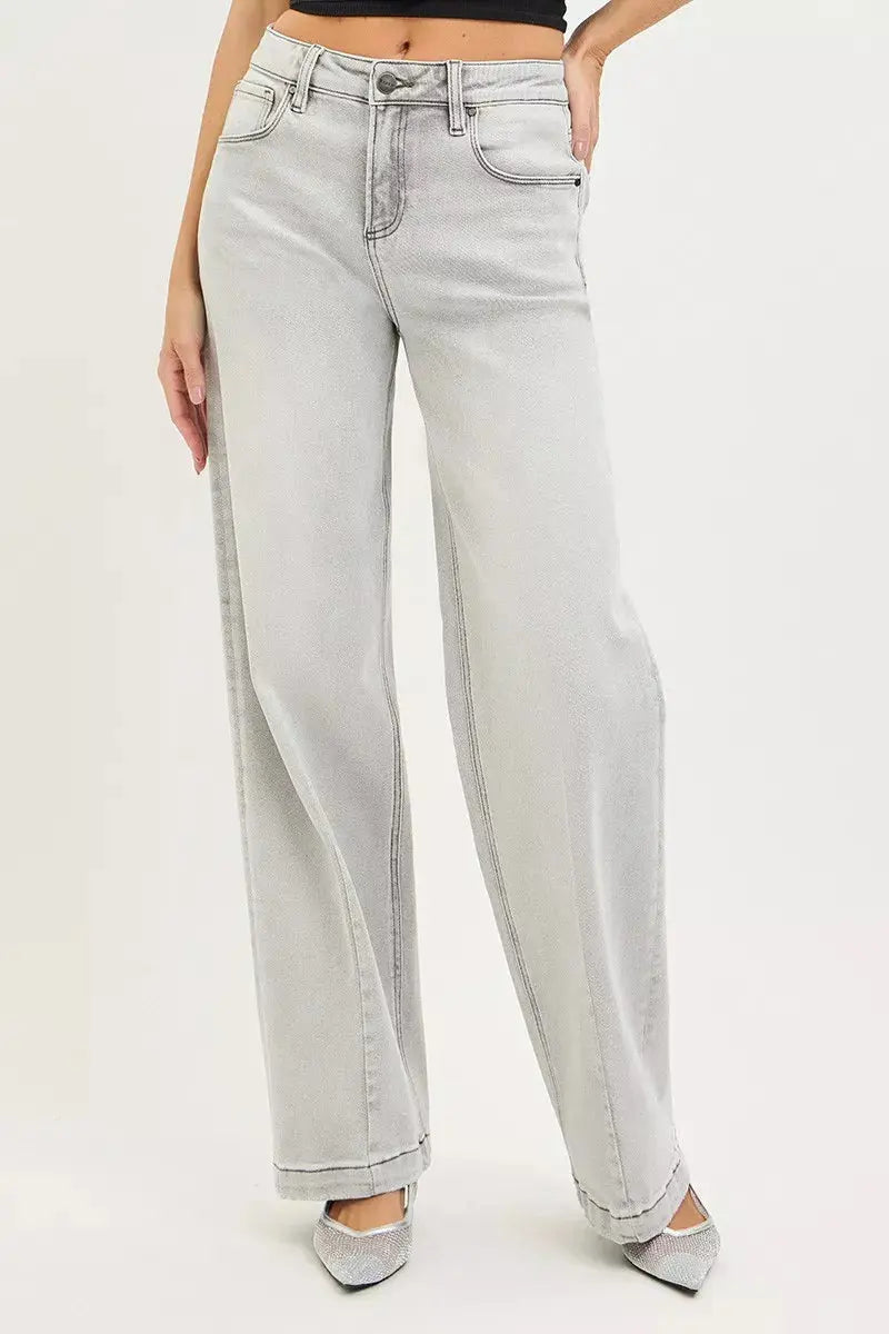 Light gray jeans with relaxed fit, contrast stitching and front side pockets