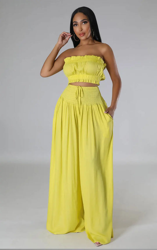 Conjunto 2 piezas: top bandeau fruncido y pantalón palazzo amarillo largo