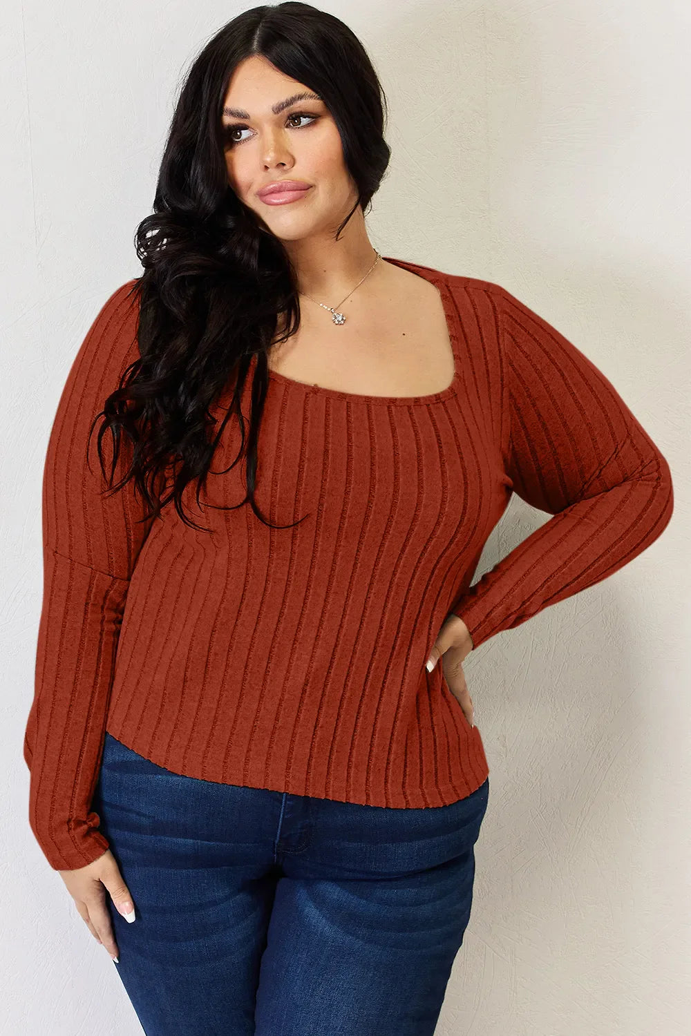 Rust ribbed long-sleeve T-shirt with round neckline and long sleeves, curved fit