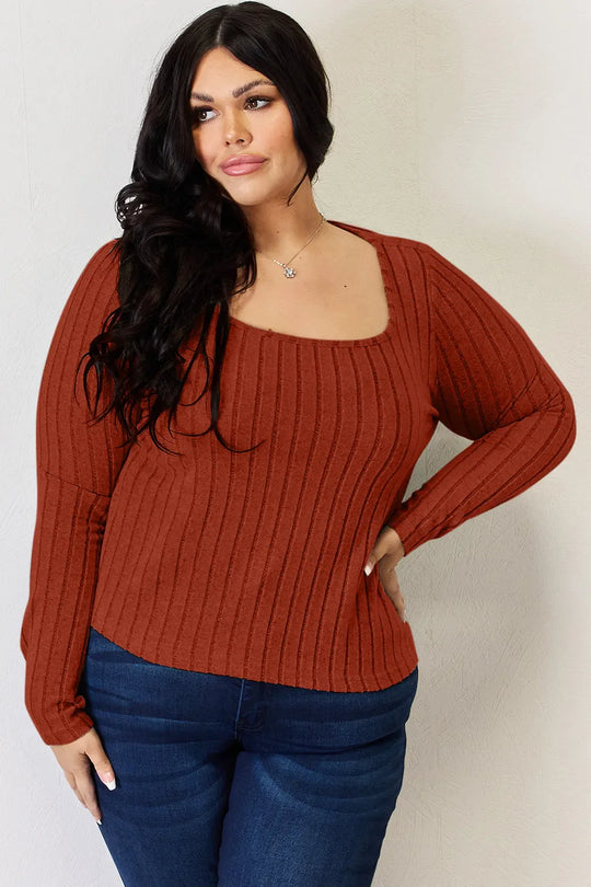 Rust ribbed long-sleeve T-shirt with round neckline and long sleeves, curved fit