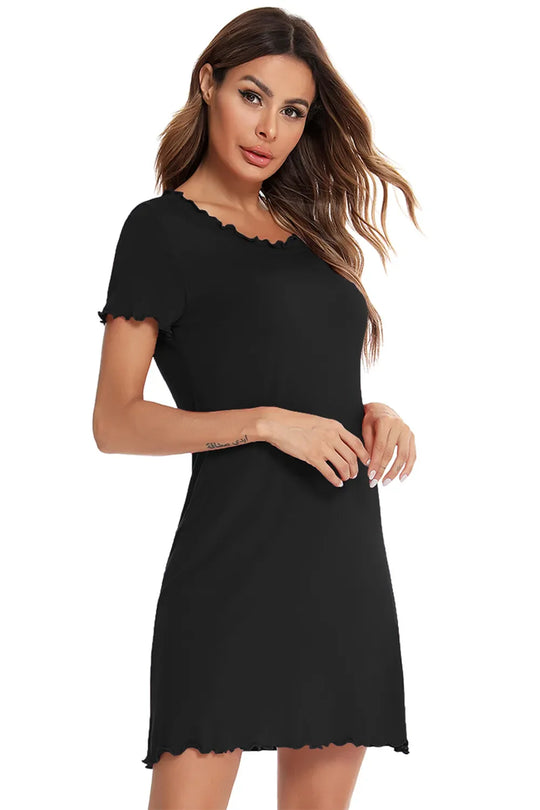 Vestido lounge negro de cuello redondo y manga corta con ribete ondulado